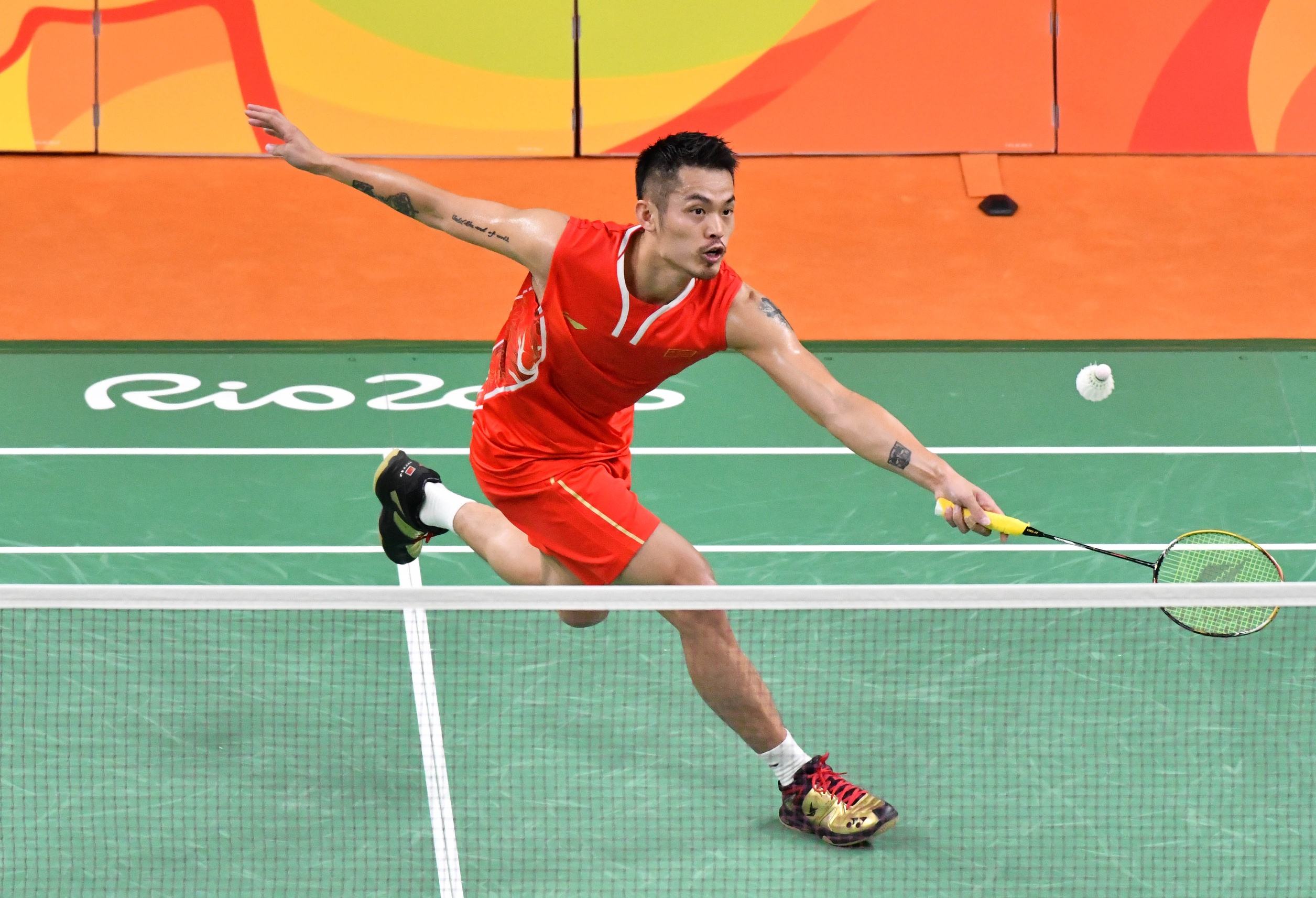 她以出色的 她以出色的